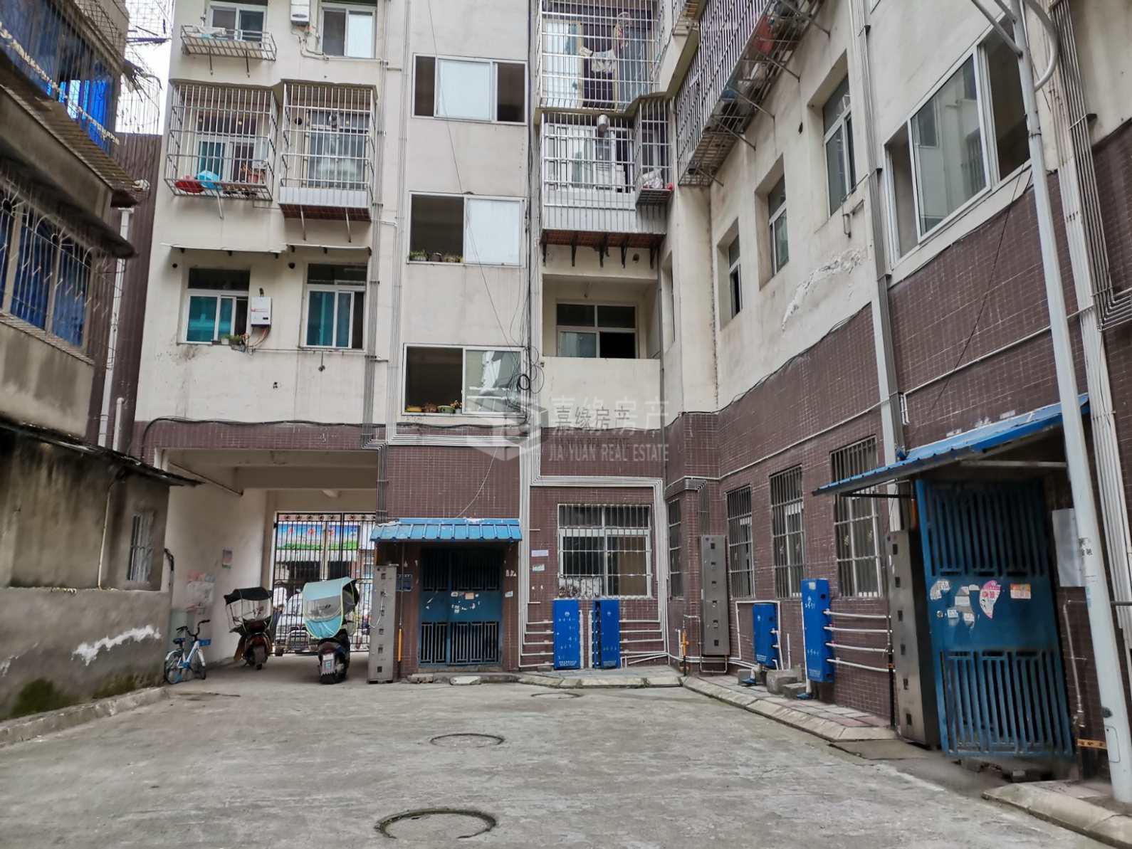滨江路中段房龄五年 浇现房套二 小区外是江堤 红星市场 三小